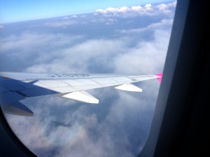 雲に映る飛行機と虹