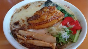 霧色ラーメン、という豚骨ベースの塩味ラーメンです。ちょっと珍しい(*‘∀‘)